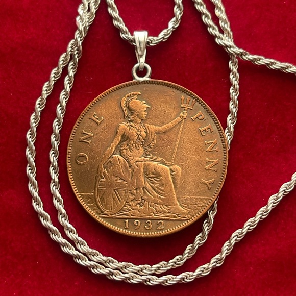 In a class by itself Great Britain coin pendant silver necklace - Picture 2 of 3